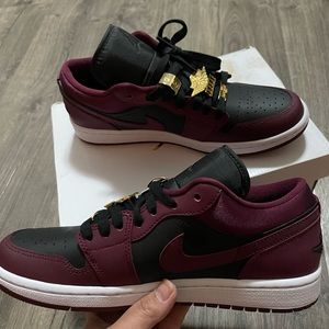 JORDAN 1 LOWS SE “BEETROOT” W/ ACCESSORIES